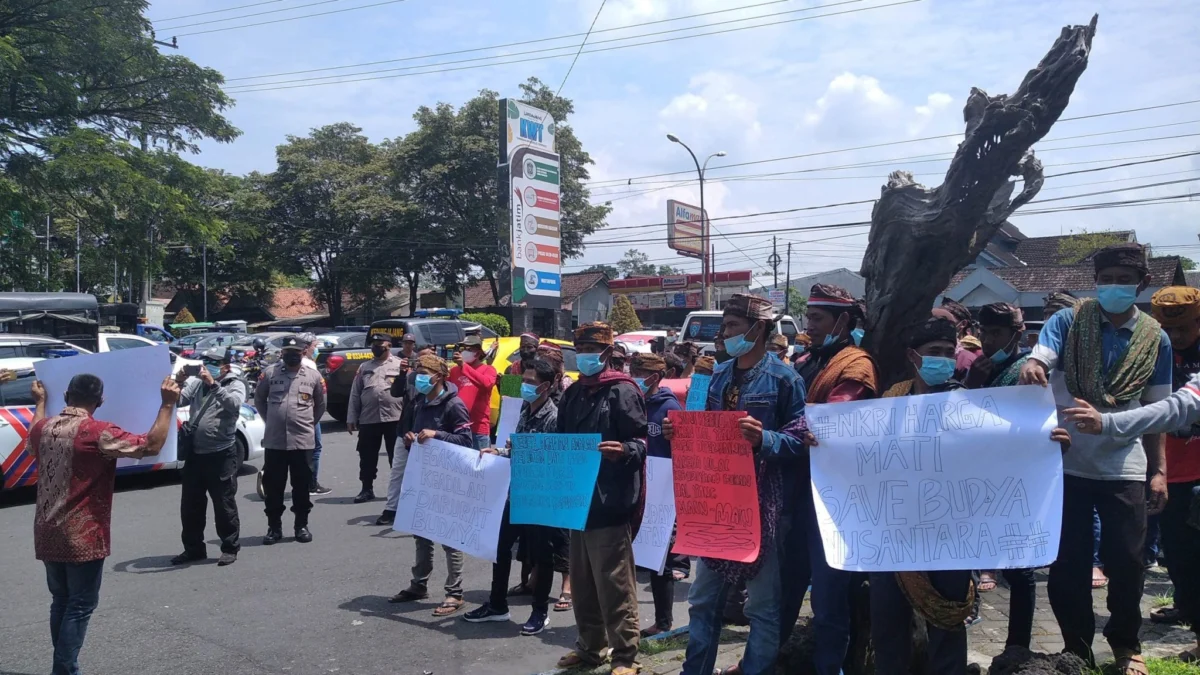 Sekitar 150 Orang, Warga Lereng Gunung Semeru Datangi Kantor DPRD Lumajang