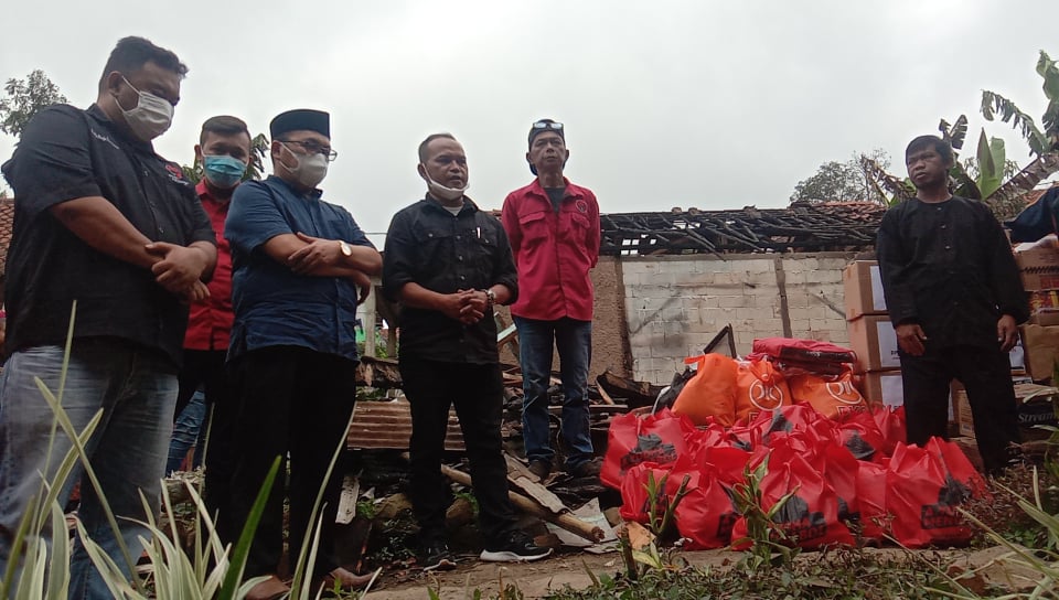 Anggota DPRD Garut Bantu Korban Kebakaran di Desa Karamatwangi Cisurupan