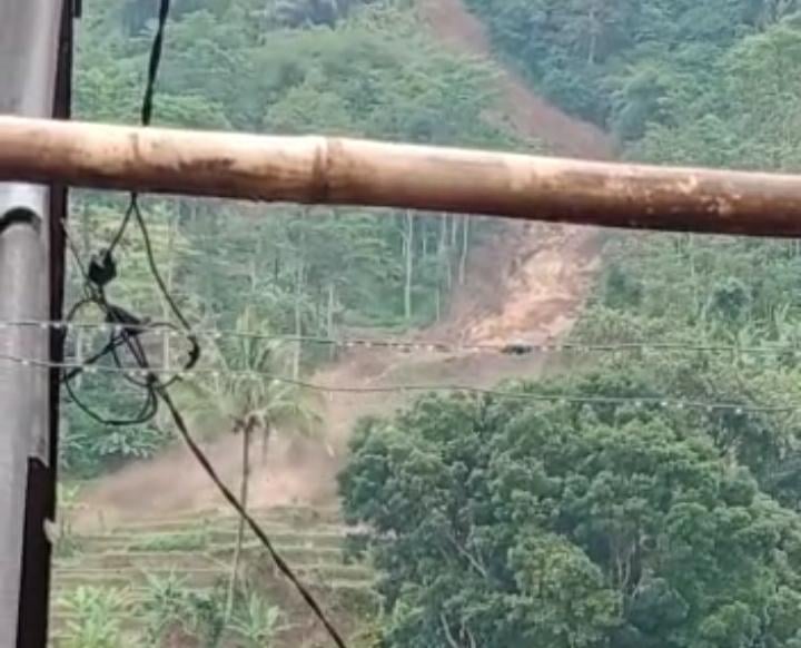 Longsor Terjang Sumedang di Blok Nangtung Desa Ciherang