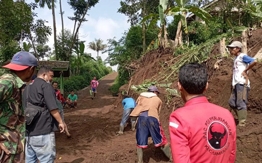 Longsor Mengakibatkan Rumah Warga Desa Parakan Rusak