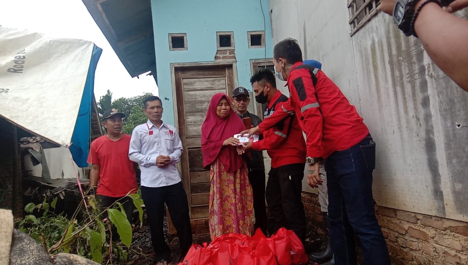 Baguna DPC PDI Perjuangan Garut Kunjungi Korban Kebakaran di Desa Wangunjaya Pakenjeng