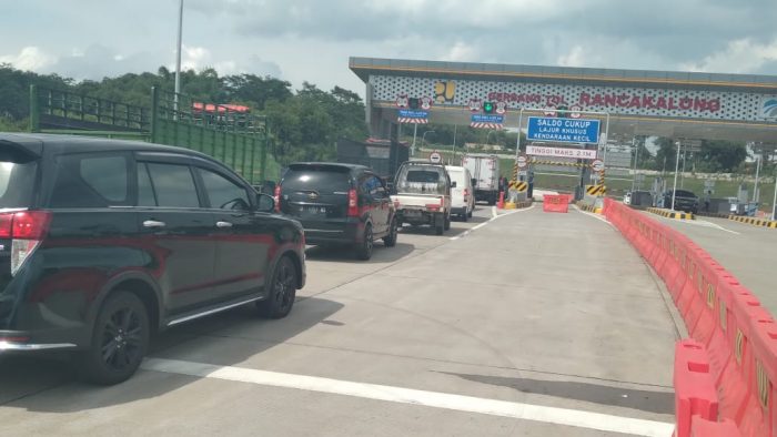 Hari Pertama Dibuka, Ribuan Mobil Jajal Tol Cisumdawu