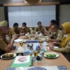 Rapat koordinasi perbaikan jalan dengan jajaran Dinas PUPR Garut, bertempat di Kantor Bupati Garut, Jalan Pembangunan, Kecamatan Tarogong Kidul, Kabupaten Garut, Senin (10/1/2022). (Foto & Video : Deni Septyan/Diskominfo Garut).