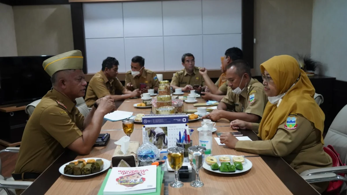 Rapat koordinasi perbaikan jalan dengan jajaran Dinas PUPR Garut, bertempat di Kantor Bupati Garut, Jalan Pembangunan, Kecamatan Tarogong Kidul, Kabupaten Garut, Senin (10/1/2022). (Foto & Video : Deni Septyan/Diskominfo Garut).