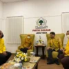 Ketua Umum Partai Golkar Airlangga Hartarto bersama Gubernur Jawa Timur Khofifah Indar Parawansa dan jajaran pengurus partai Golkar dalam kegiatan konsolidasi partai di Jawa Timur