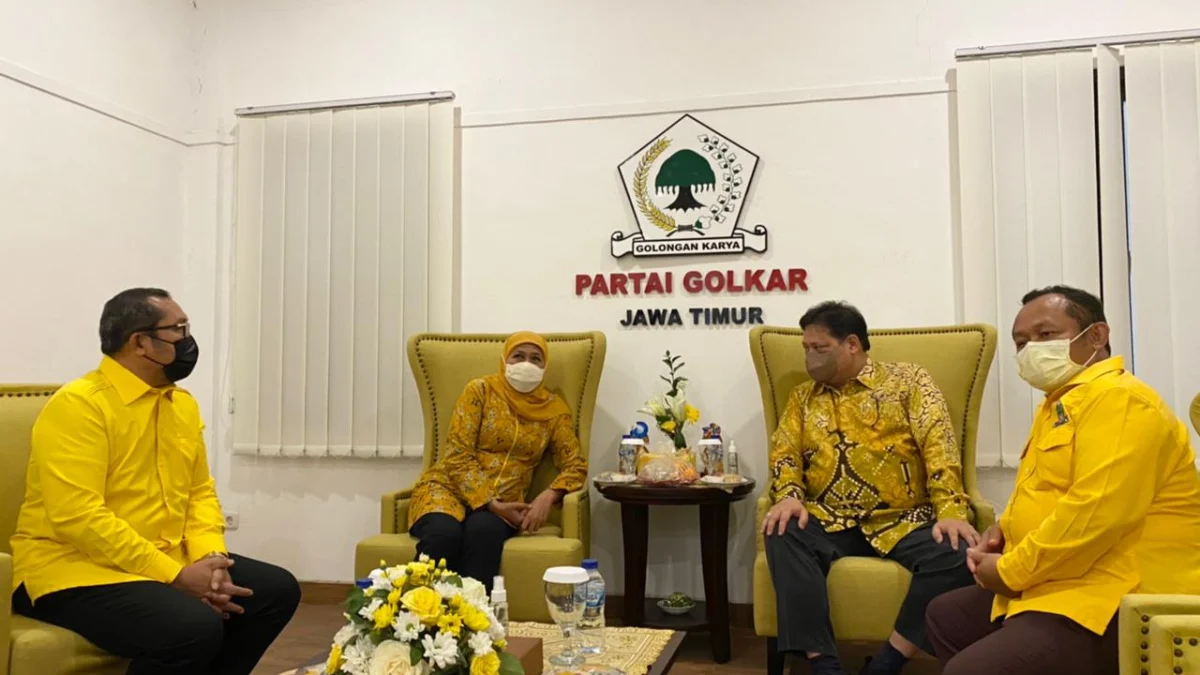 Ketua Umum Partai Golkar Airlangga Hartarto bersama Gubernur Jawa Timur Khofifah Indar Parawansa dan jajaran pengurus partai Golkar dalam kegiatan konsolidasi partai di Jawa Timur