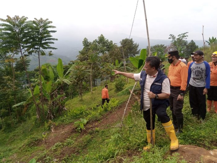 Sekda Sumedang Tinjau Lokasi Longsor, Begini Hasilnya