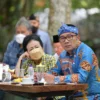 Gubernur Jawa Barat Ridwan Kamil bersama politisi senior Golkar Ceu Popong di Taman Hutan Raya Ir. H. Juanda, Bandung selasa (25/1). (Foto : istimewa)