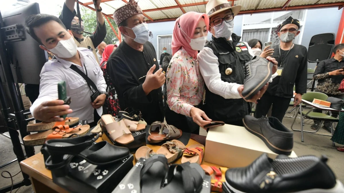 Kang Emil Lakukan Peninjauan Terhadap Industri Kulit di Garut.