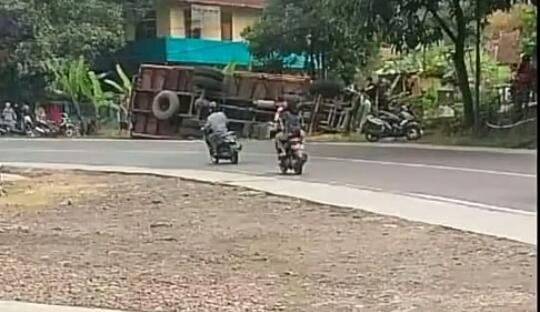 Sebuah Truck Mengalami Kecelakaan Tunggal di Desa Sukalillah Garut, Netizen: Minim Rambu-Rambu lalu lintas, Jadi Sering Terjadi Kecelakaan