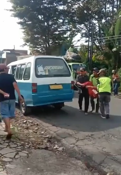 Pengendara Sepeda Motor Jatuh, Diduga Akibat Menghindari Sampah di Jalan Pasanggrahan Cilawu