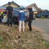 Kendaraan Roda Empat Terperosok di Pertigaan Jalan Arif Rahman Hakim Desa Keresek