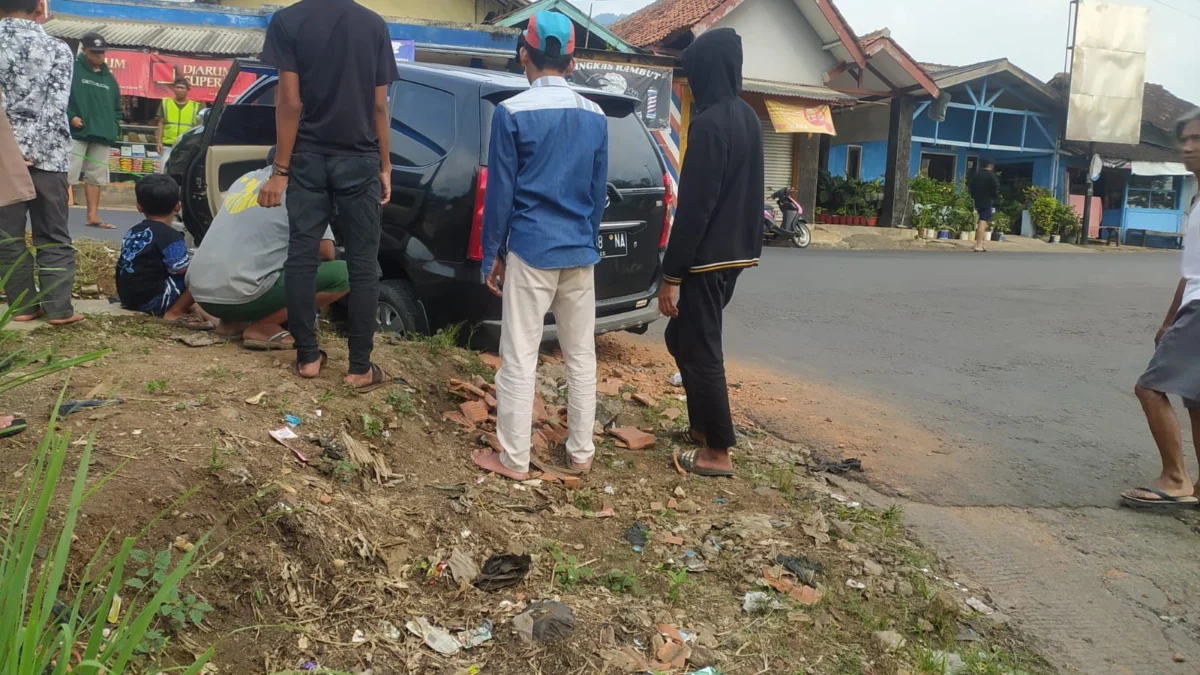 Kendaraan Roda Empat Terperosok di Pertigaan Jalan Arif Rahman Hakim Desa Keresek