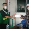 Baznas Garut Berikan Bantuan Uang, Bangun Rumah Roboh di Desa Mekargalih