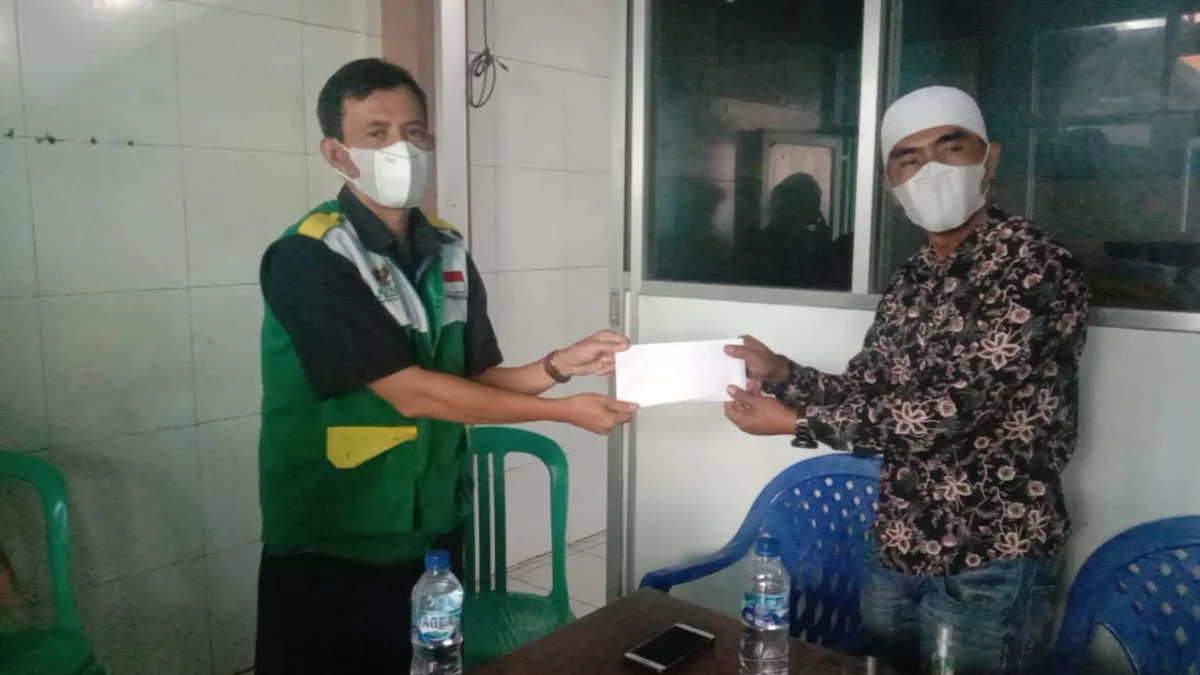 Baznas Garut Berikan Bantuan Uang, Bangun Rumah Roboh di Desa Mekargalih