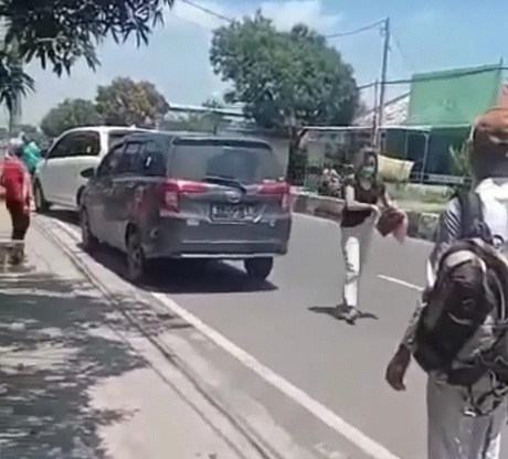 Pelakor Ketahuan Istri Sah di Jalan, Layangan Putus Versi Cirebon