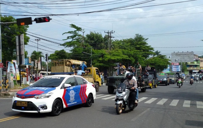 Sambil Naik Mobil Tentara, Wali Kota Banjar Minta Masyarakat Patuhi Prokes