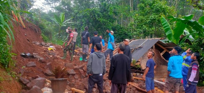 Longsor di Desa Cikancana Kabupaten Cianjur, Satu Keluarga Tertimbun