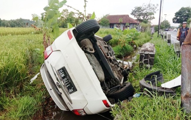 Pengemudi Mengantuk, Mobil Terbalik Di Jalan Kabupaten Ciamis