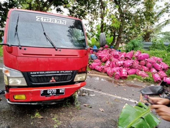 Alami Pecah Ban, Truk Bermuatan Tabung Gas Elpiji Tabrak Pengendara Sepeda Motor Hingga Tewas