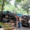 Supir Kurang Konsentrasi, Truk Tangki Air Terguling