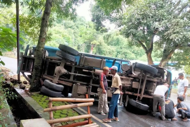 Supir Kurang Konsentrasi, Truk Tangki Air Terguling