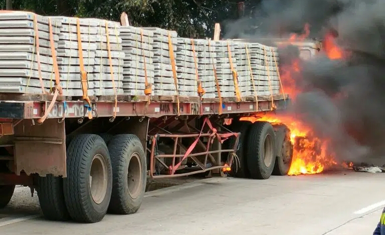 Truk Kontainer Bermuatan Panel Beton Terbakar di Jalur Pantura