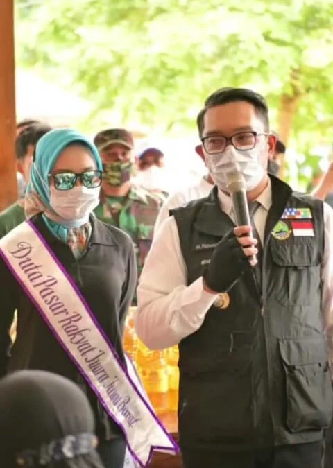 Ridwan Kamil Ditemani Sang Istri Bagikan Minyak Goreng Murah di Balai Desa Cintaratu, Pangandaran