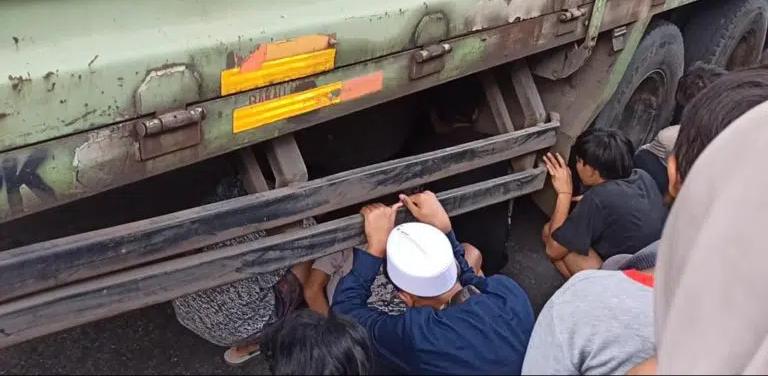 Diduga Gagal Nyalip, Pemotor di Jalan Pantura Tegalgubug Terlindas Truk