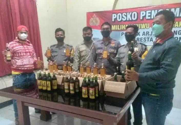 Gelar Operasi Pekat, Polsek Arjawinangun Kabupaten Cirebon Berhasil Menyita Ratusan Botol Miras