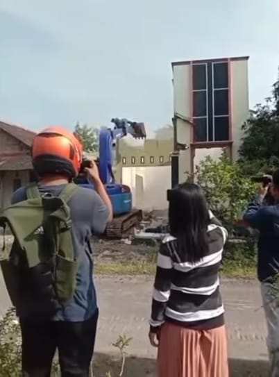 Viral Aksi Seorang Perempuan Hancurkan Rumah Mewahnya Dengan Ekskavator