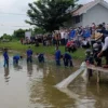 Ridwan Kamil Panen Ikan dan Udang saat Kunjungi RPS di SMKN 1 Mundu