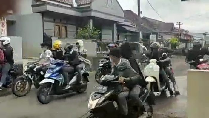 Video Remaja Bawa Sajam di Sumedang, Netizen: Kencing juga Belum Lurus