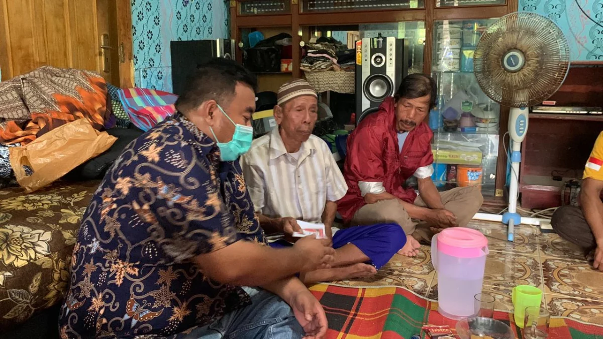 Ketua DPC PDI Perjuangan Garut Kunjungi Korban Kebakaran di Mekarmukti dan Caringin