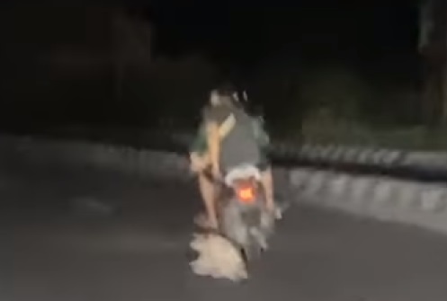 Viral Video Yang Menayangkan Aksi Keji Dua Pria Menaiki Motor Sambil Menyeret Seekor Anjing