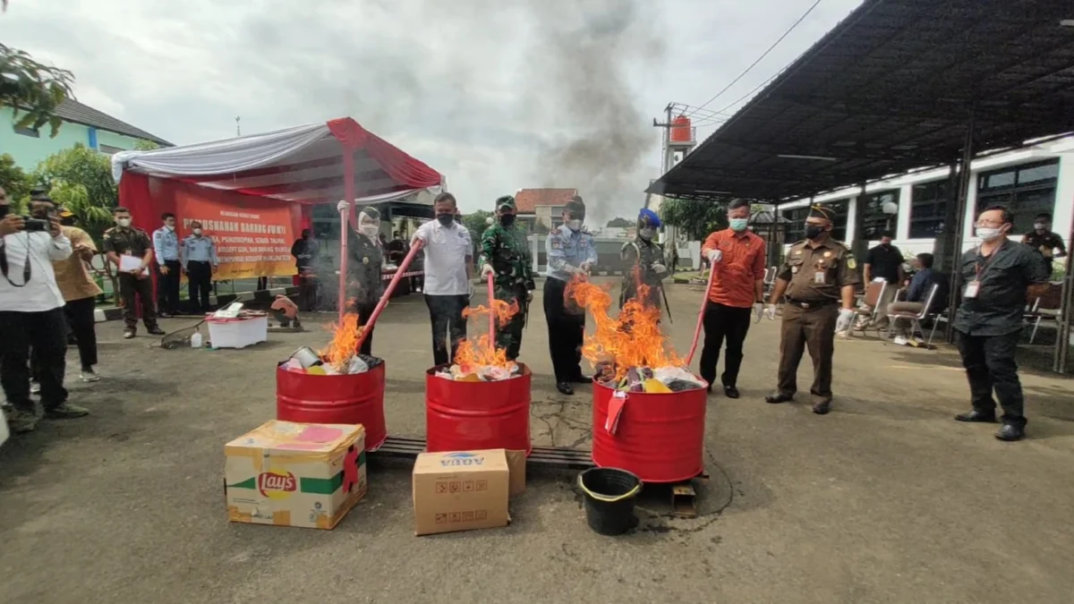 Forkopimda Garut Musnahkan Barang Bukti Hasil Kejahatan di Kejari