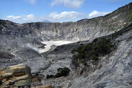 Memuntahkan Asap Solfatara, Aktivitas Gunung Tangkuban Parahu Berstatus Level I