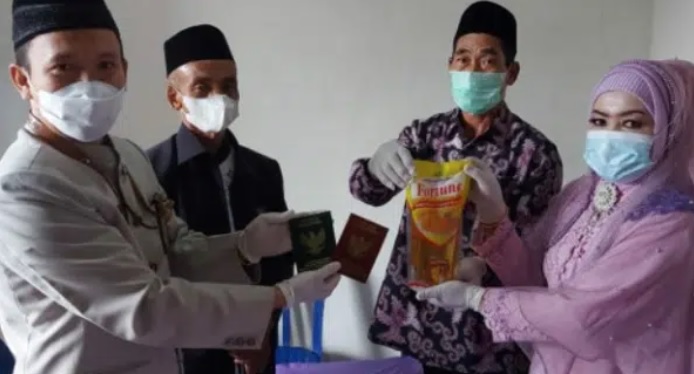 Pengantin Pria di Ponorogo Jadikan Minyak Goreng 1 kg Sebagai Mas Kawin