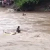 Mobil Truk Hanyut di Sungai Cijurey Majalengka