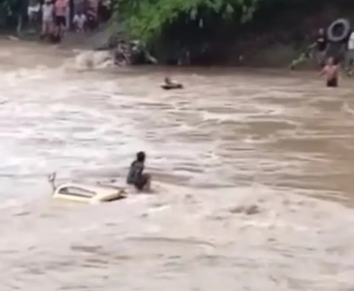 Mobil Truk Hanyut di Sungai Cijurey Majalengka