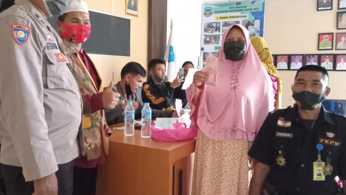 Kades Pasirwangi Pantau Pembagian Uang BPNT, Penerima Diminta Jangan Bayar Bank Emok