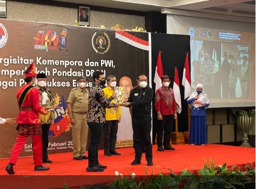 Ridwan Kamil dan Ahmad Saefudin Dapat Penghargaan Inisiator Olahraga Indonesia 2022