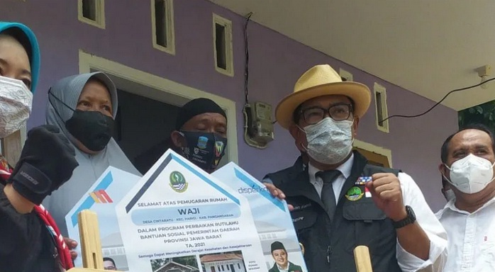 Ridwan Kamil Makan Nasi Liwet di Rumah Penerima Rutilahu di Pangandaran