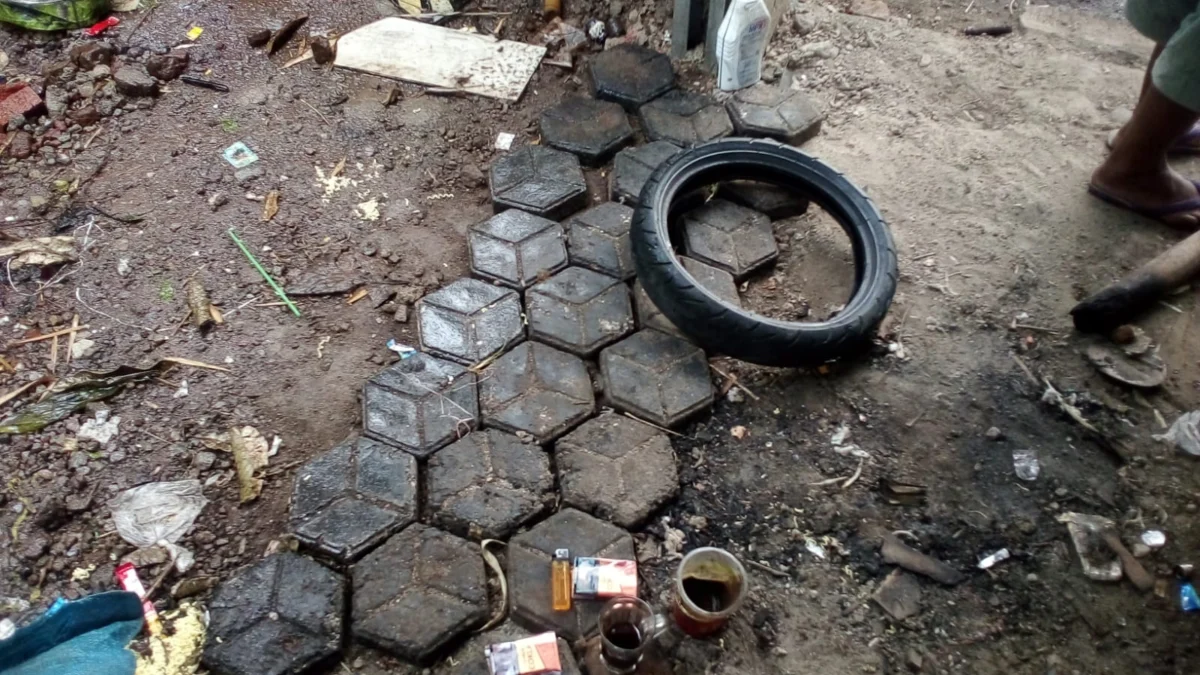 Kelompok Pemuda di Babakanloa Garut Mengolah Sampah Jadi Paving Block