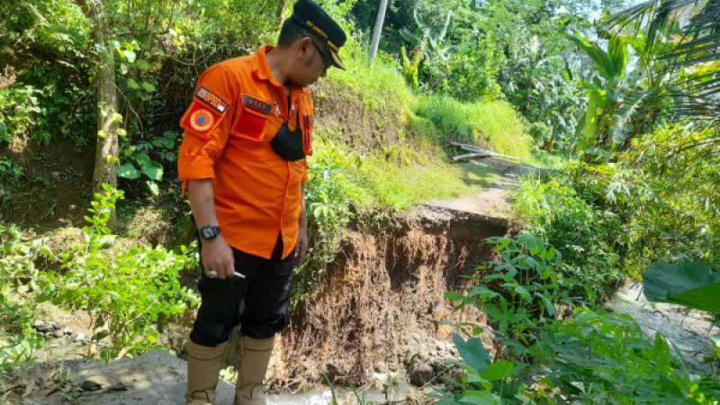 Jembatan Putus, Akses Puluhan KK di Tambakserang-Bantarkawung Brebes Tersendat