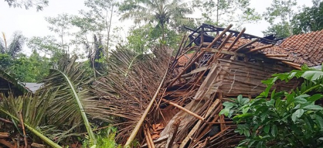 Angin Kencang Rusak Belasan Rumah di Ciamis