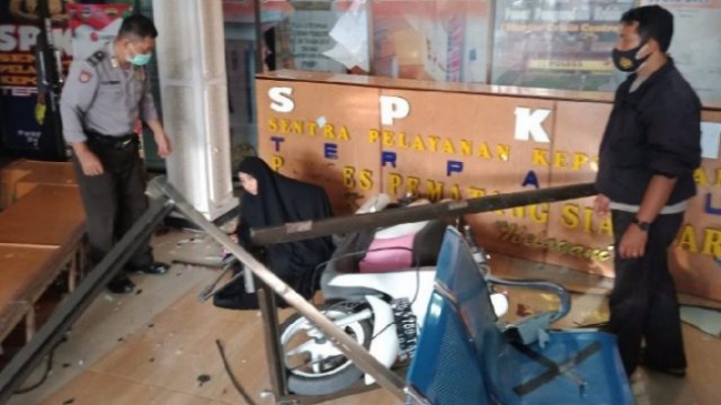 Seorang Wanita Nekat Tabrakan Diri Bersama Motornya ke Ruang SPKT Polres Pematangsiantar