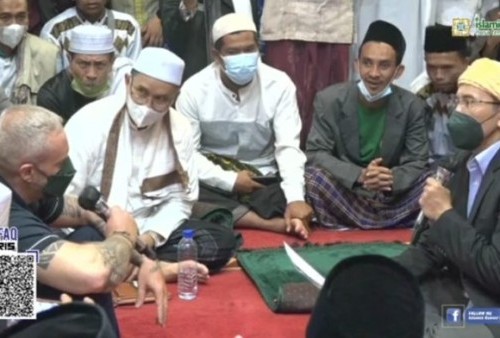 Bule Asal Rusia Masuk Islam Diiringi Takbir Warga Lombok