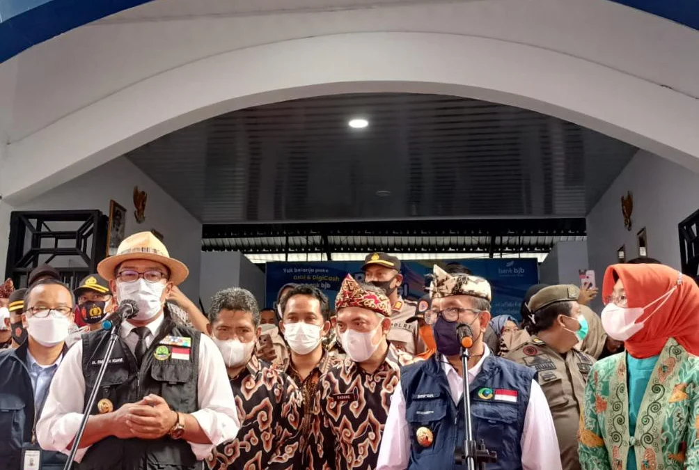 Gubernur Jawa Barat Ridwan Kamil Resmikan 2 Pasar Rakyat Jabar Juara di Kabupaten Cirebon