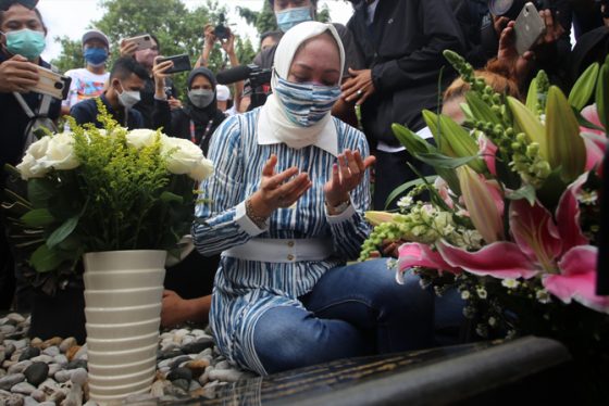 Buang Sial, Angelina Sondakh Buang Sejumlah Pakaian Ke Laut